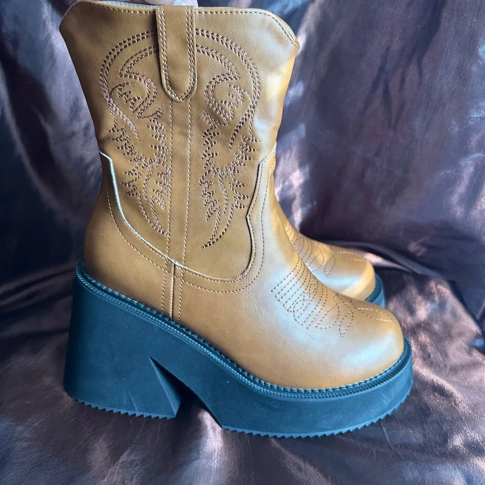 Chunky platform western boots in tan synthetic material 🤎 - Picture 1 of 10